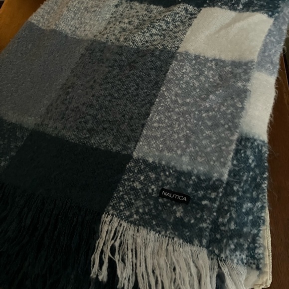Nautica supersoft plush-knit blanket/throw. Fringed throw adds warm/cozy touch! - Picture 5 of 5